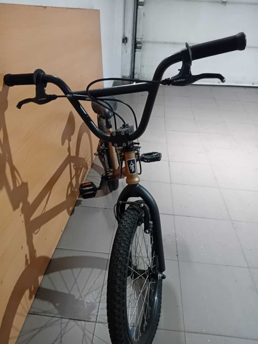 Bike BMX muito estimada com pouco uso. Tudo de origem.