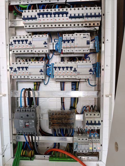 Serviços de eletricidade e canalização