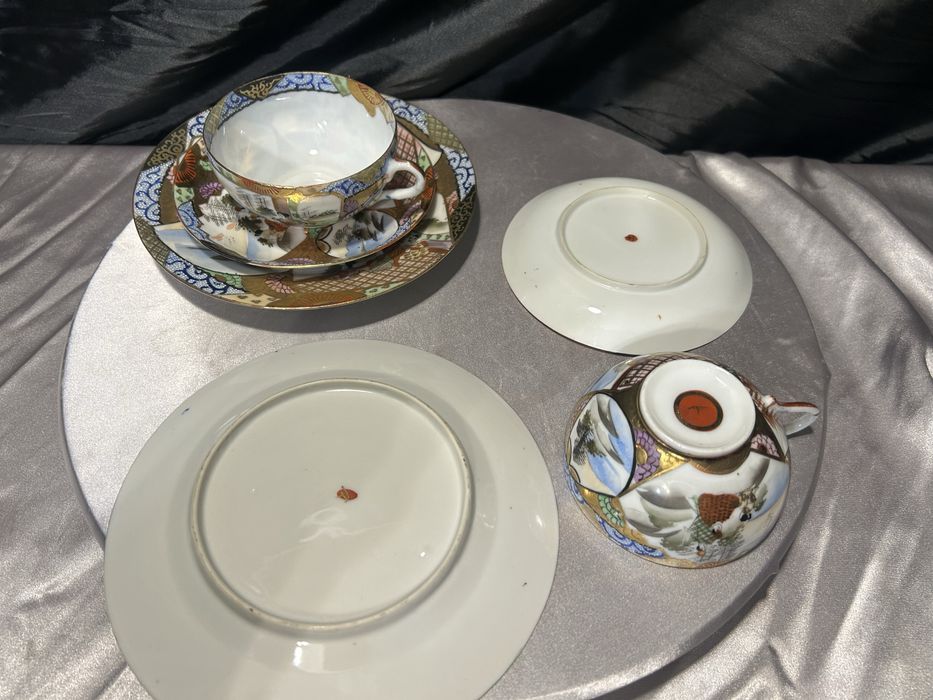 Zestaw dwóch filiżanek w japońskim stylu – bogato zdobiona porcelana