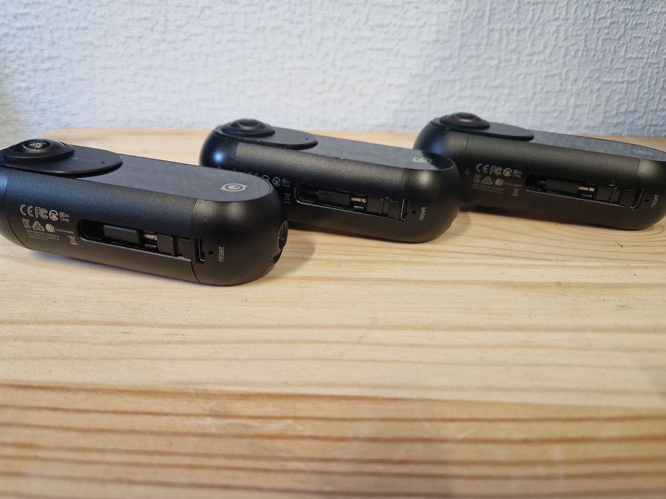 Три камери Insta360 One вмикаються і під'єднуються до iPhone