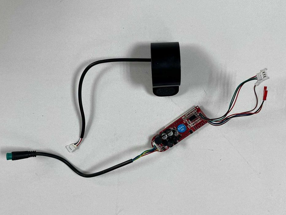 дисплей на приборной панели и ручка газа на  электросамокат