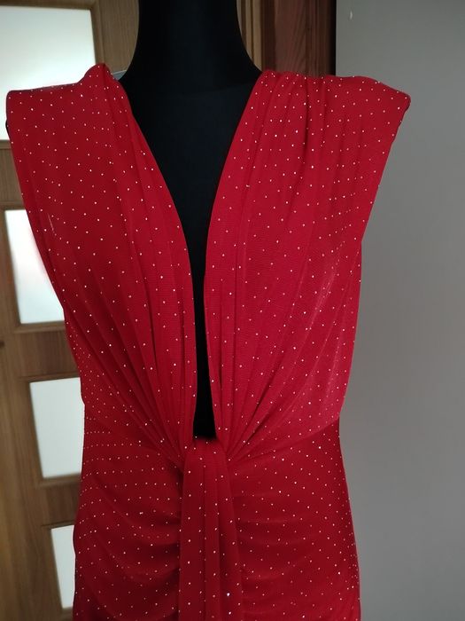 śliczna czerwona sukienka z cekinami