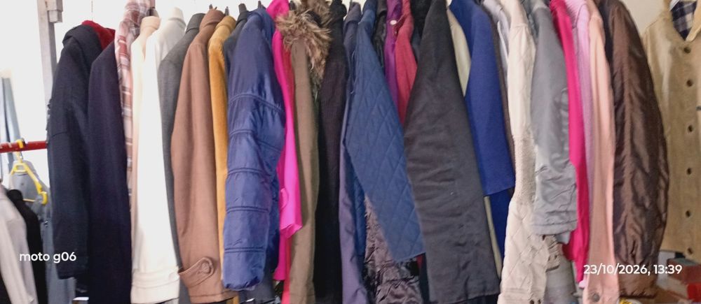 Lotes de roupa semi nova 100 peças cada lote, quem escolhe as peças do lote é o cliente