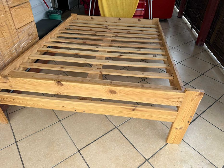 Łóżko drewniane z materacem 140/200