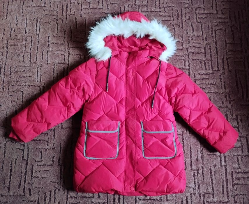 Зимова куртка для дівчинки.