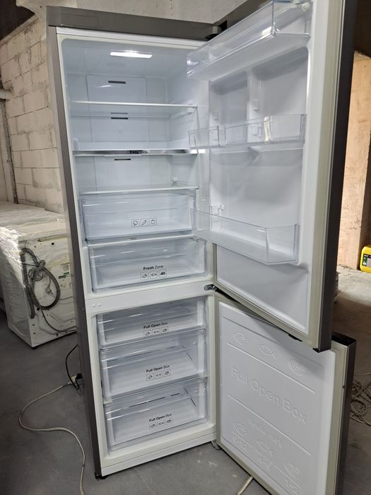 Добротний сучасний холодильник Samsung fdr32 NoFrost інверторний