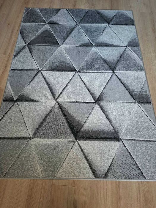 Dywan szary w symetryczne wzory 133x190