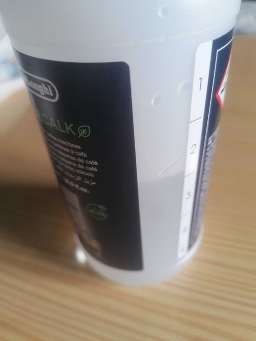Maquina de cafe a grão oferta do descalcificação ainda está no meio