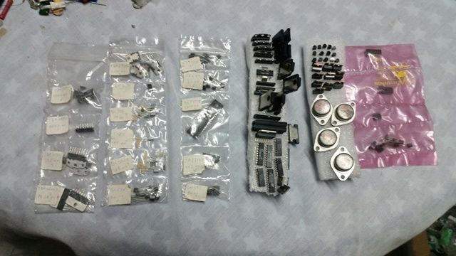 Lote de componentes eletrónicos