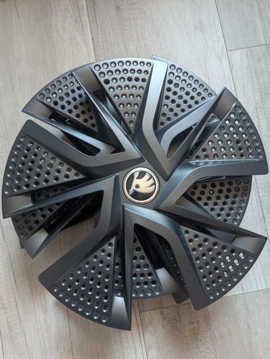 Oryginalne nakładki/kołpaki na felgi aluminiowe typu Hadar 15' Skoda Fabia