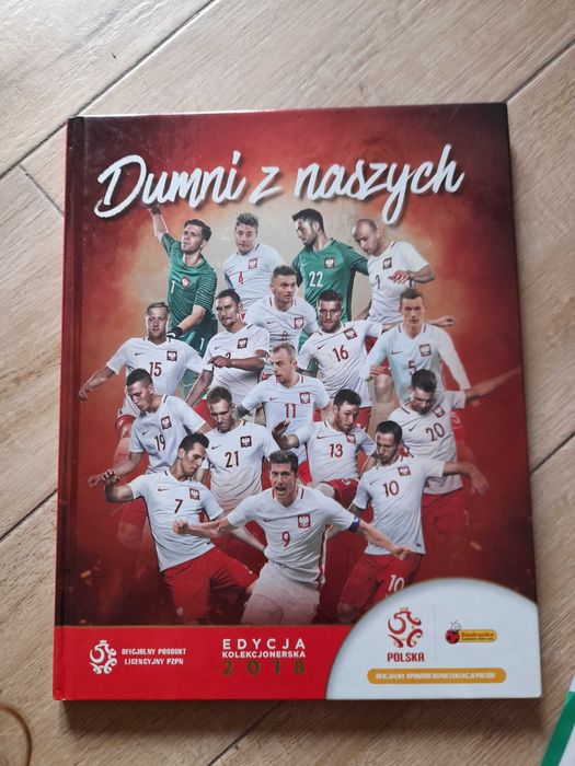 Katalog piłkarski z 2018 roku i dwustronny plakat z 2024 roku