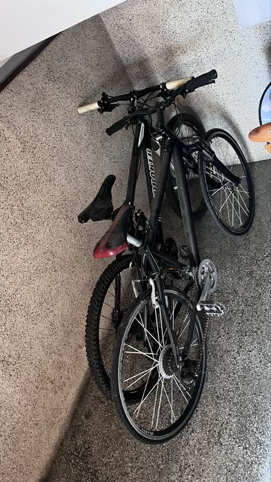 Duas bicicletas e uma cama