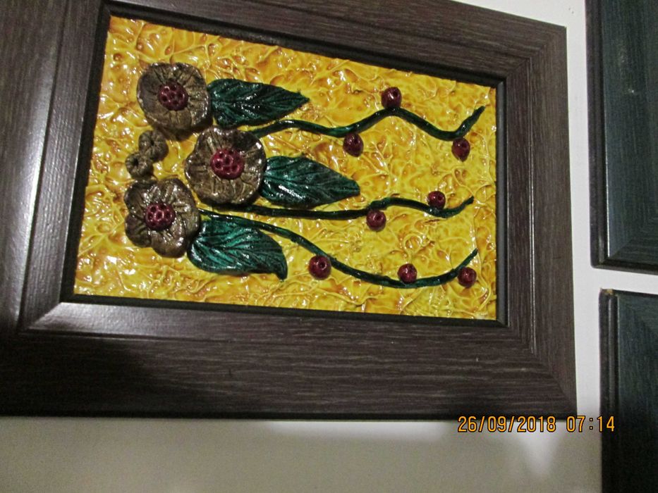 Vários quadro em ponto cruz e tinta acrílica