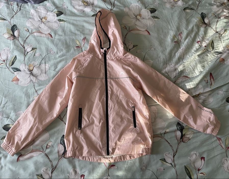 Легка вітрівка ніжно-рожевого кольору з капюшоном