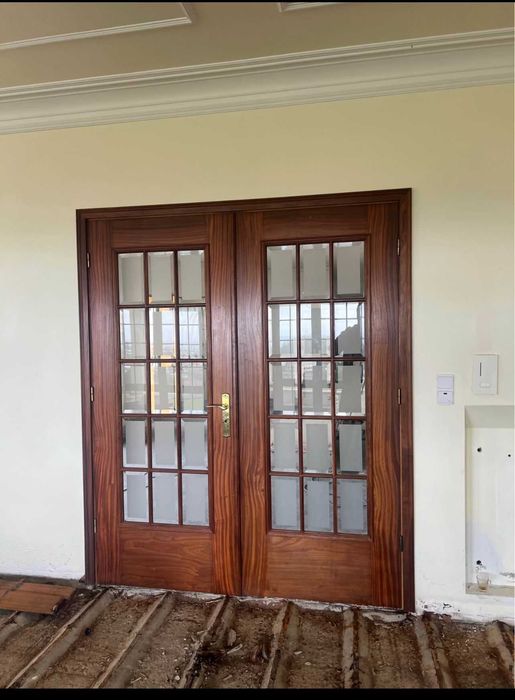 2 portas de madeira com vidros biselados incluindo ferragens