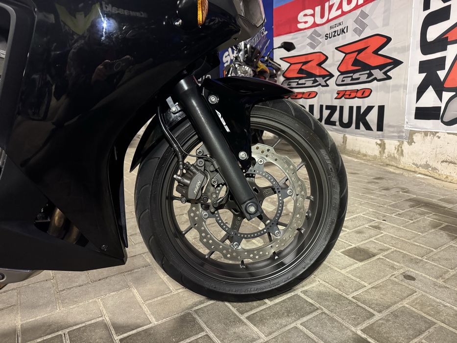 Японский мотоцикл Honda CBR400R ABS