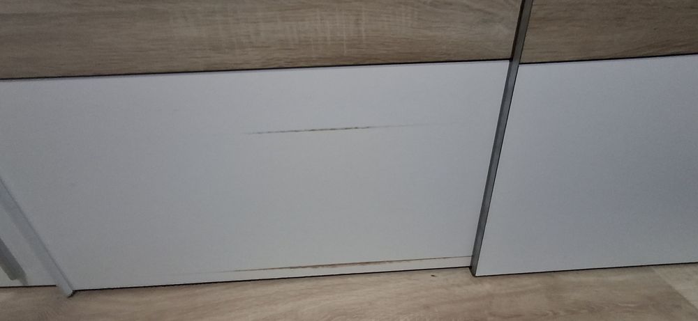 Pojemna szafa z drzwiami przesuwnymi