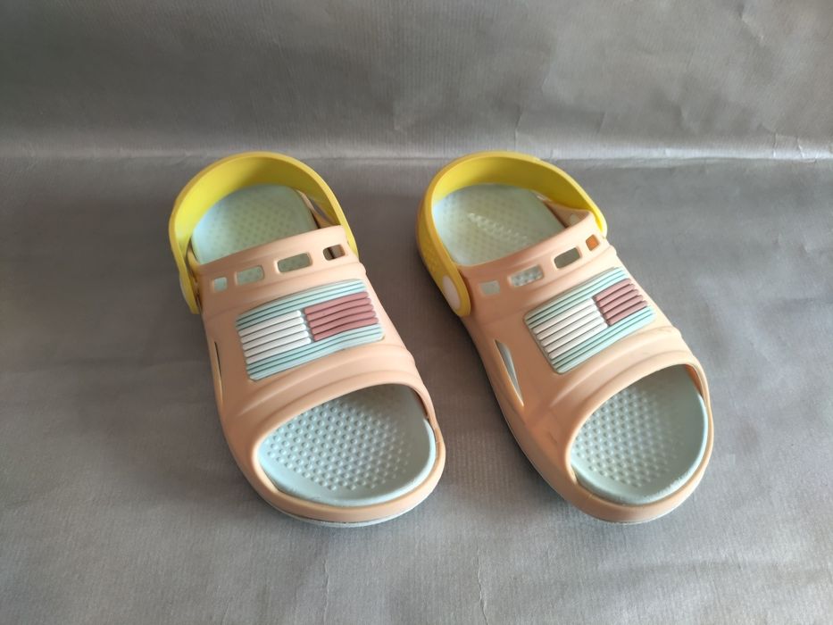 Sandálias / chinelos tam. 26