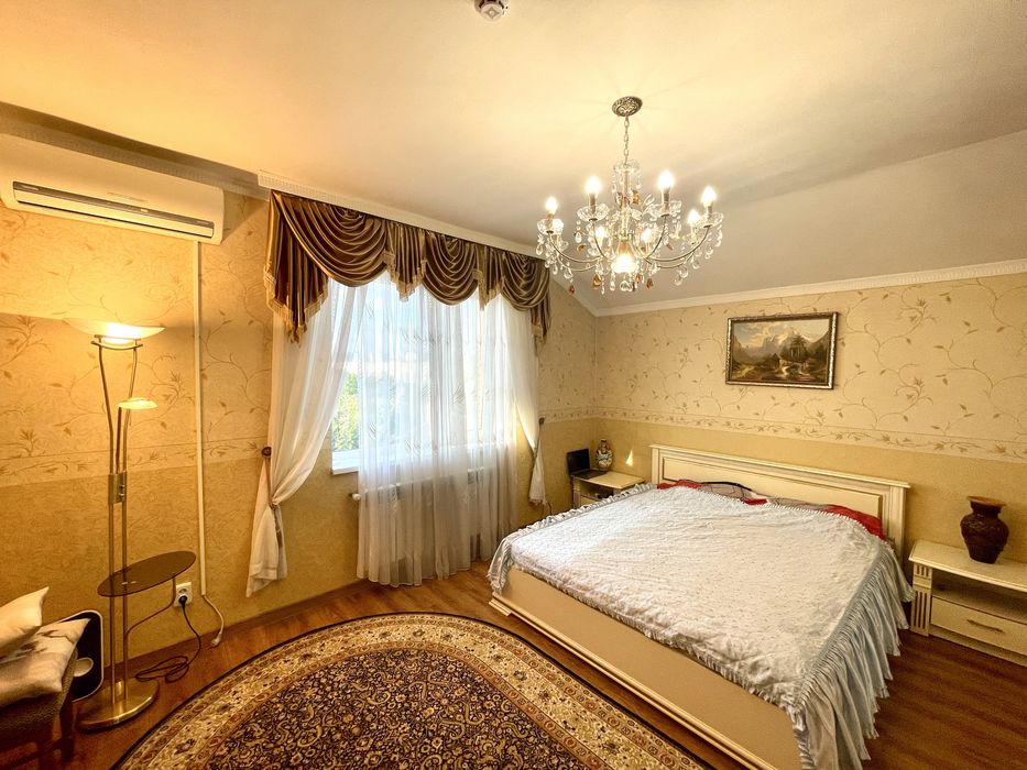 Будинок-герой, бо ж єдиний в своєму роді! 6 кімн. + гостьовий + гараж!