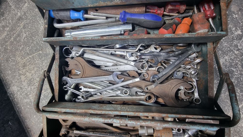 Metalowa skrzynka narzędziowa pełna