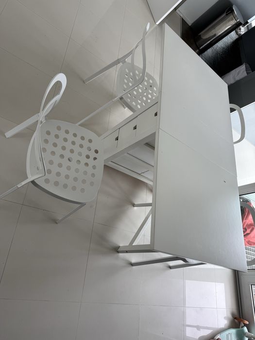 Mesa com cadeiras de cozinha