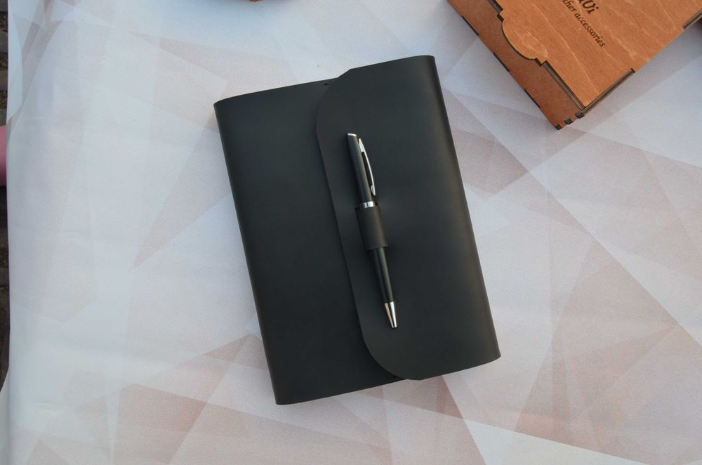 Шкіряні блокноти з гравіюванням. Кожаные блокноты разные модели.