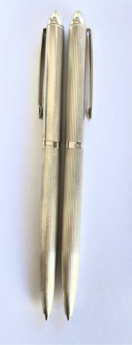 Canetas e lapiseira de prata