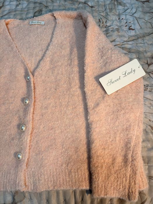 Cardigan Feminino Sweet Lady em Tricô Peludinho Rosa Claro com Botões Pérola