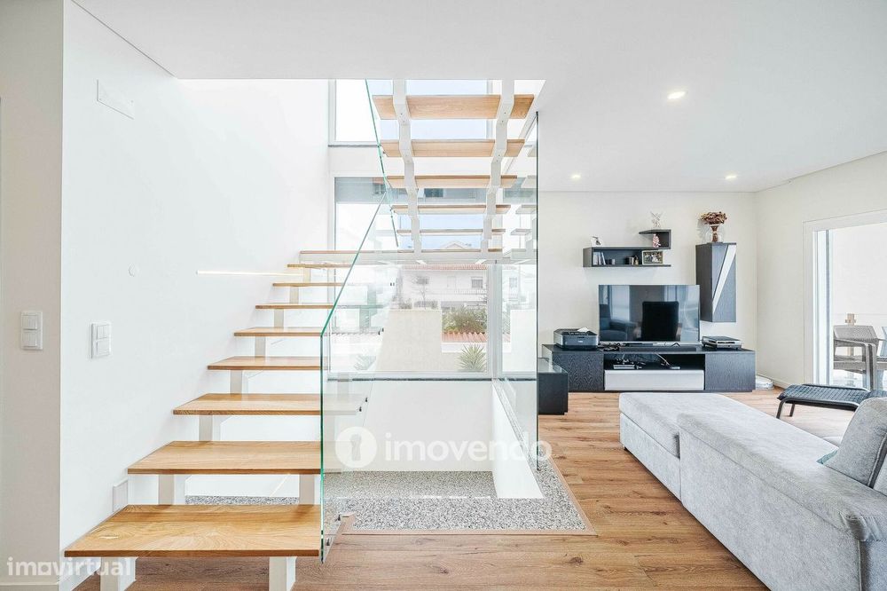 Moradia T3+1 moderna e exclusiva, com garagem e jardim, em Porto Salvo