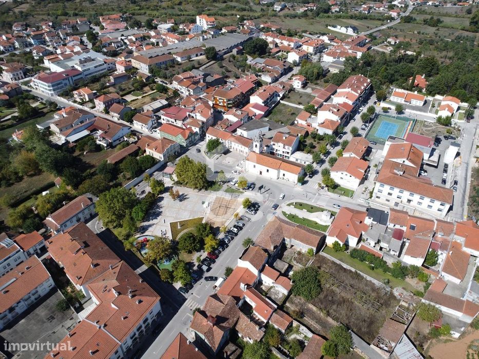 Apartamento com 2 quartos, novo e com estacionamento no centro da Vila