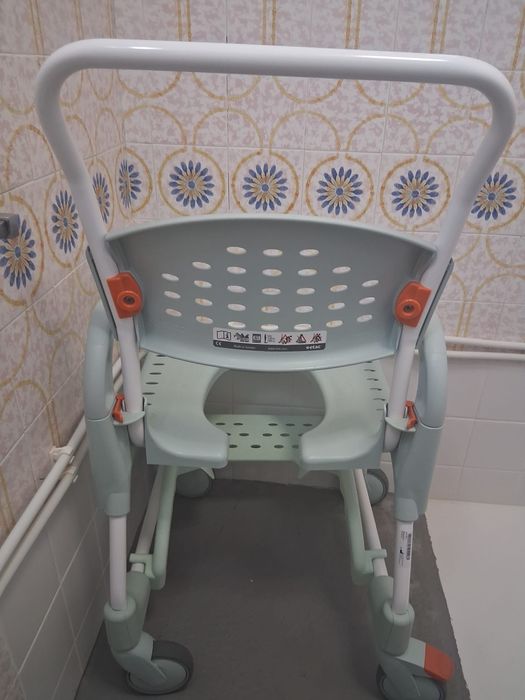 Cadeira de banho/sanitária com rodas