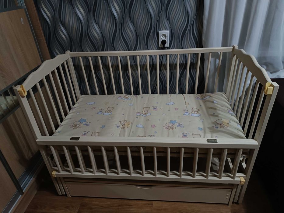 Дитяче ліжечко (кроватка) з маятниковим механізмом та шухлядою
