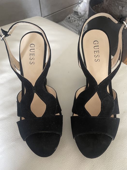 Czarne sandalki na koturnie guess 38,5