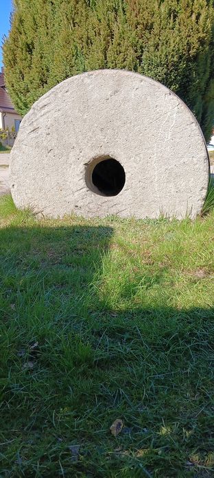 Kamień młyński-biegun duży śr.125 cm