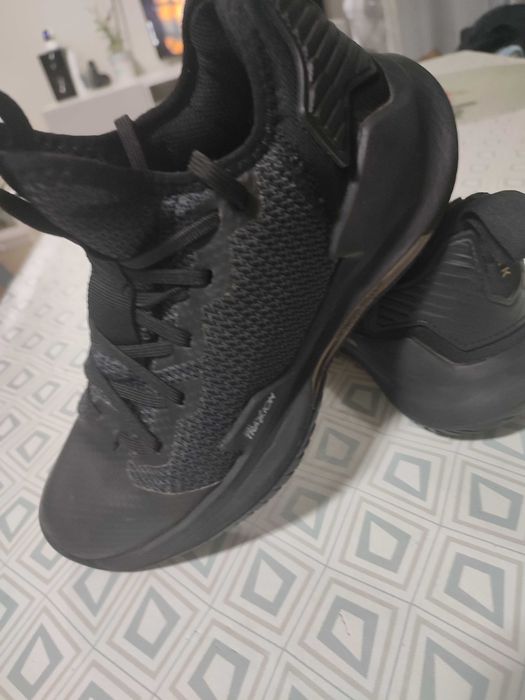 Tênis de basquetebol  tamanho 40. Marca Tarmak.