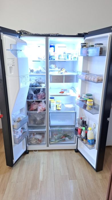 Lodówka Hisense Side by Side No Frost- czarna, kostkarka podajnik wody