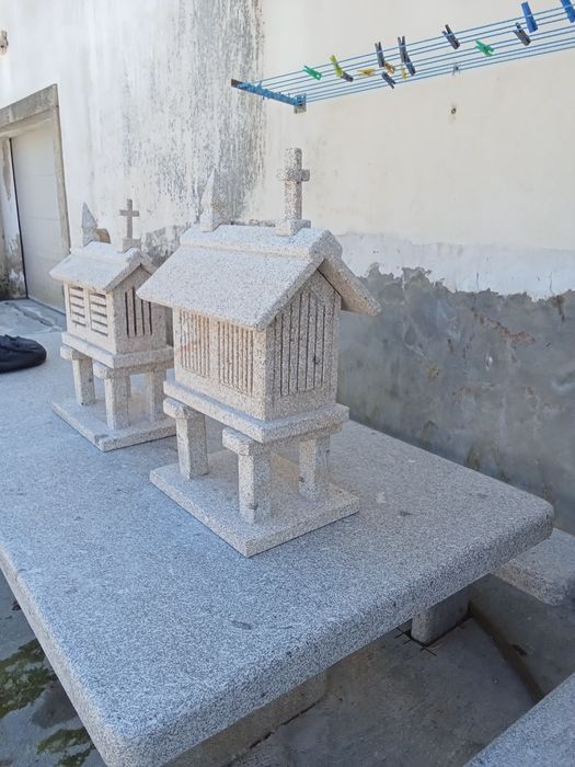 Espigueiros pequenos em granito