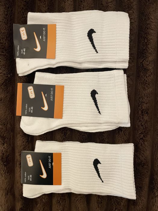 В продажі шкарпетки Nike ,Puma білі