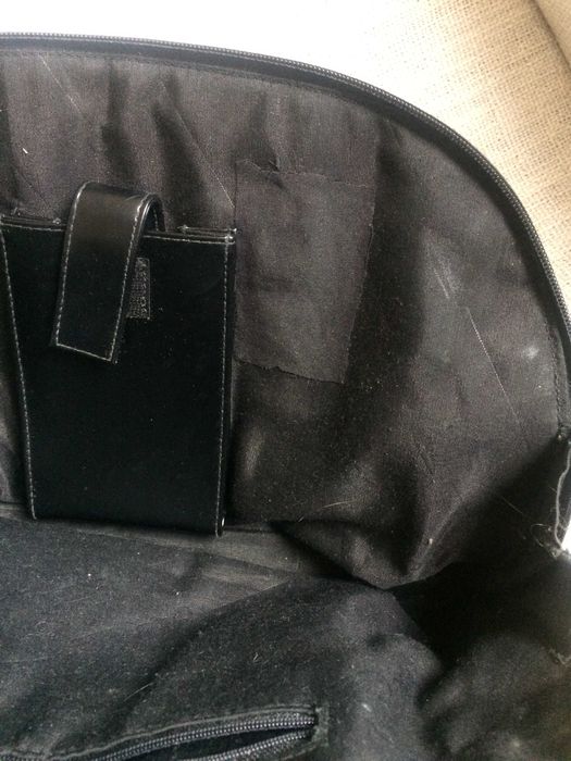 czarna torebka do ręki w paski