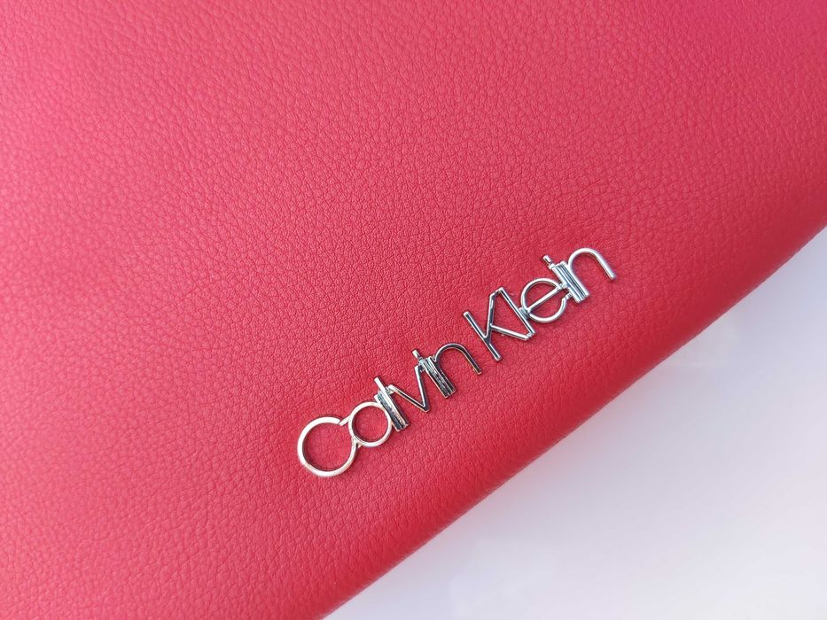 Listonoszka torebka CALVIN KLEIN czerwona saszetka torba