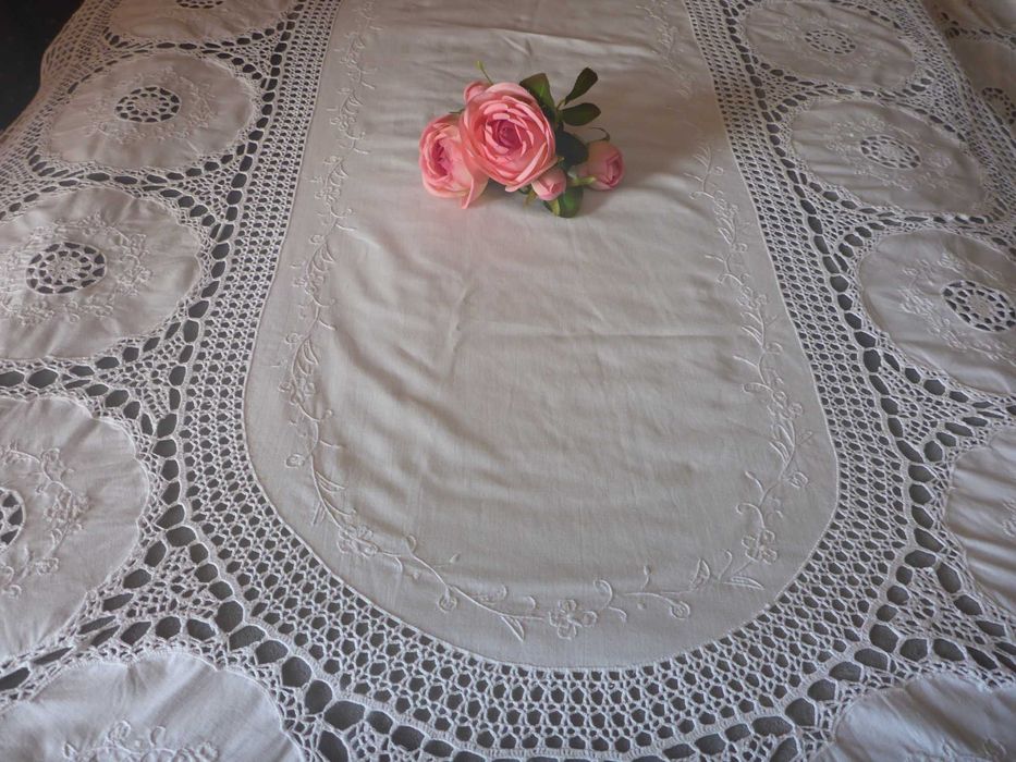 Grande toalha retangular ovalada , linho bordado á mão crochet 240x160