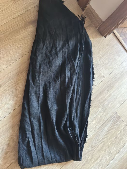 Czarny ładny szalik