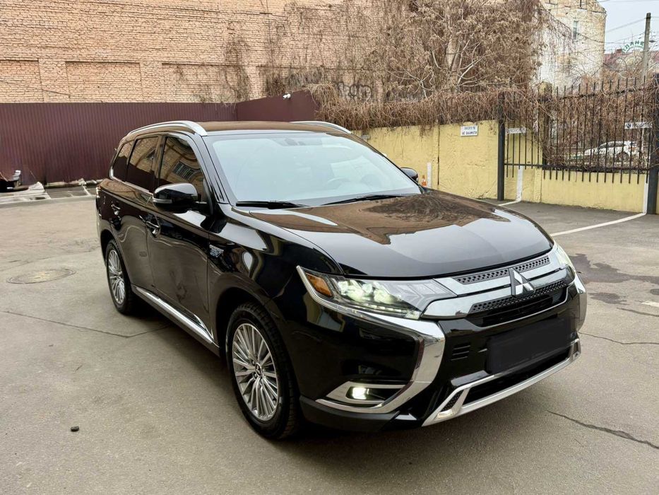 Оренда Mitsubishi Outlander PHEV від доби