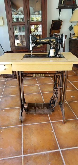 Maquina de costura Singer, com 40 anos.