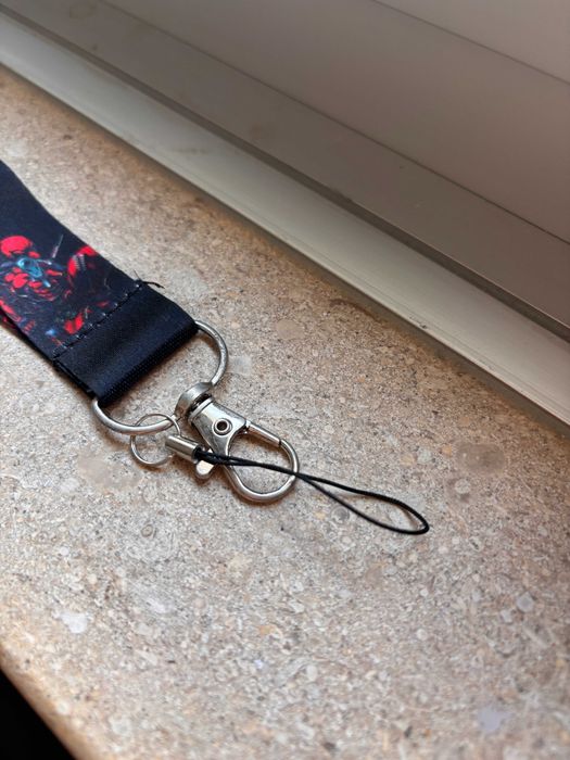 Fita Porta-Chaves / Porta-Cartões – Deadpool Logo & Frases