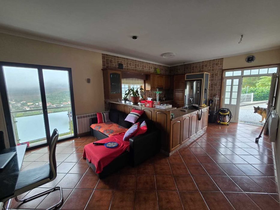 Vende-se Casa T3 + T2