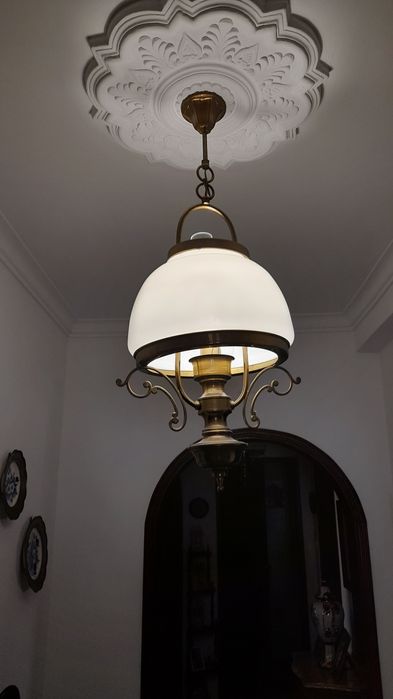 Três candeeiros de teto em bom estado