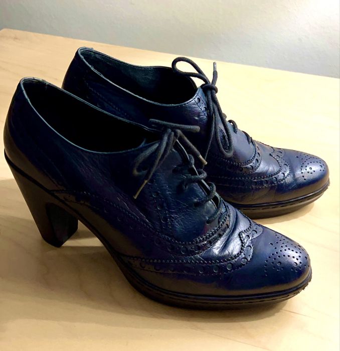 Sapatos em azul marinho de salto da Exé