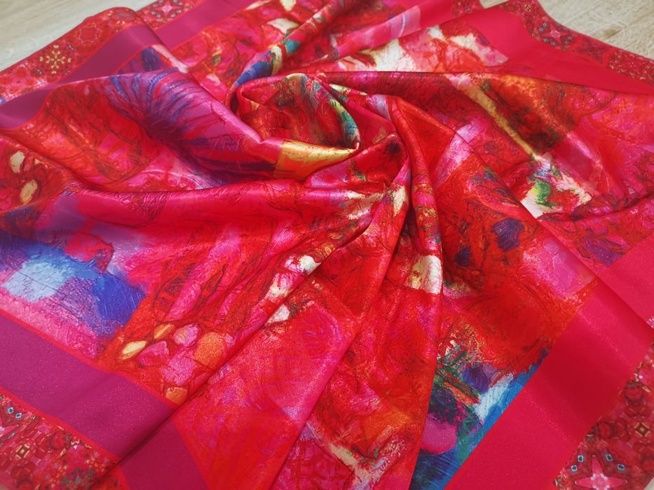 Красивый пестрый летний яркий платок под шелк