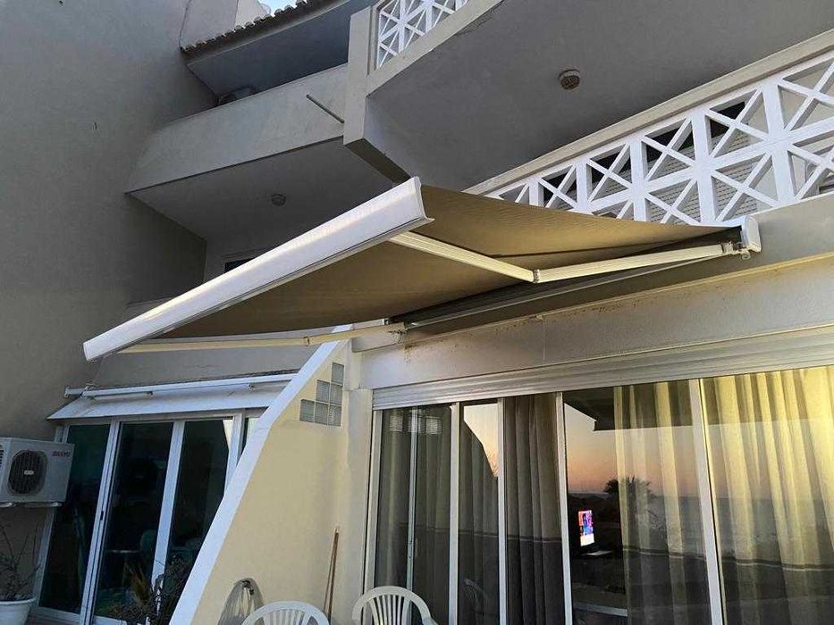 Toldo eléctrico semi-novo